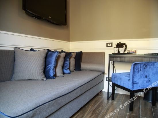 Фото The Independent Suites