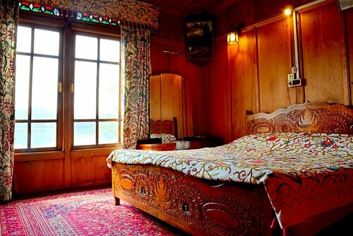 Внешний вид отеля Golden Flower Heritage Houseboat в Сринагаре, фото 5