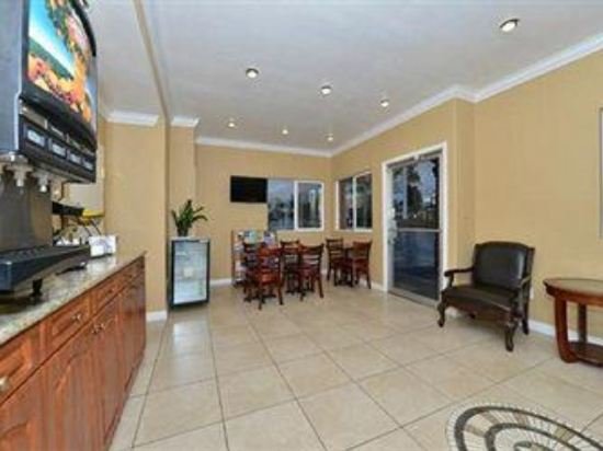 Фото Rodeway Inn & Suites Corona