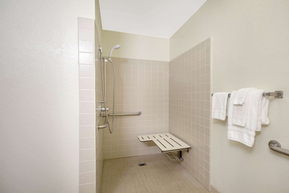 Фото Ramada Limited Redding