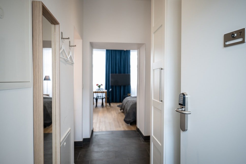 Фото Jimmy's Apartments Emerald