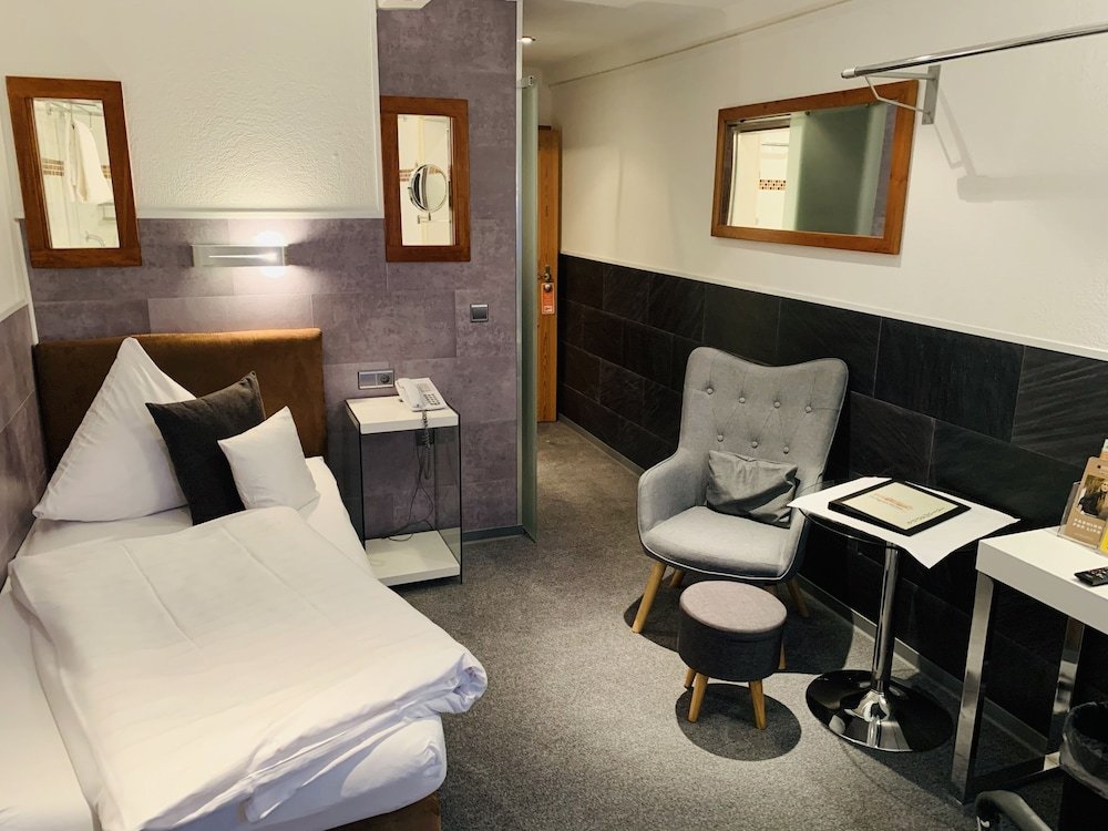 Фото Schloss Hotel Landstuhl