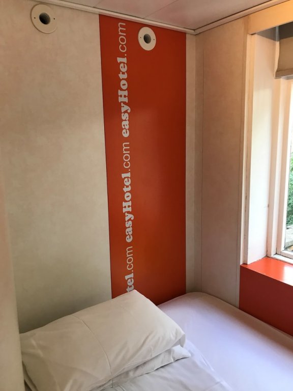 Фото EasyHotel London South Kensington