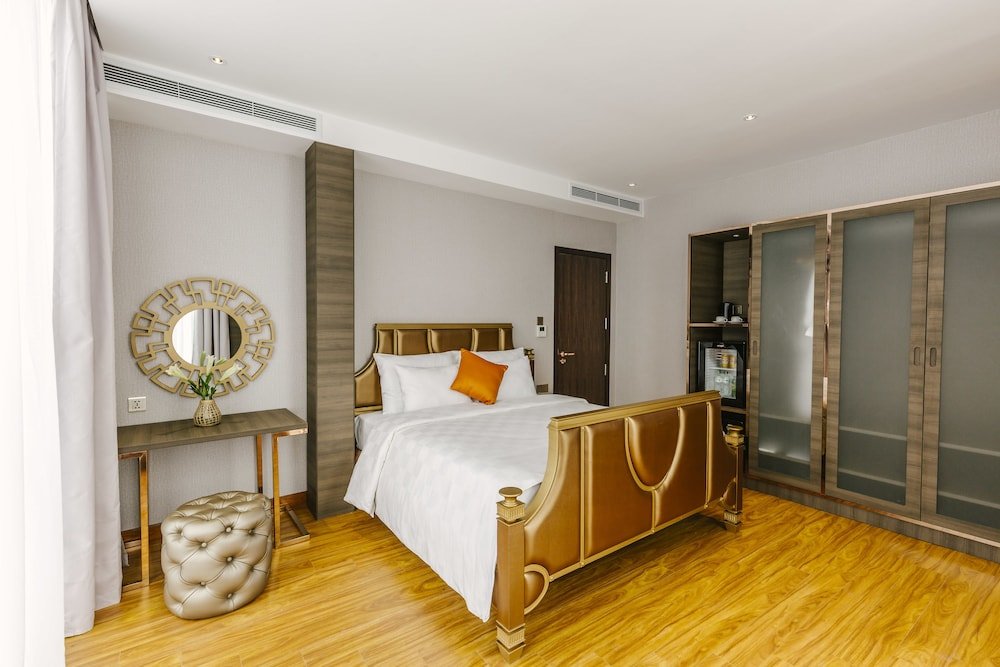 Фото Winsuites Saigon Hotel