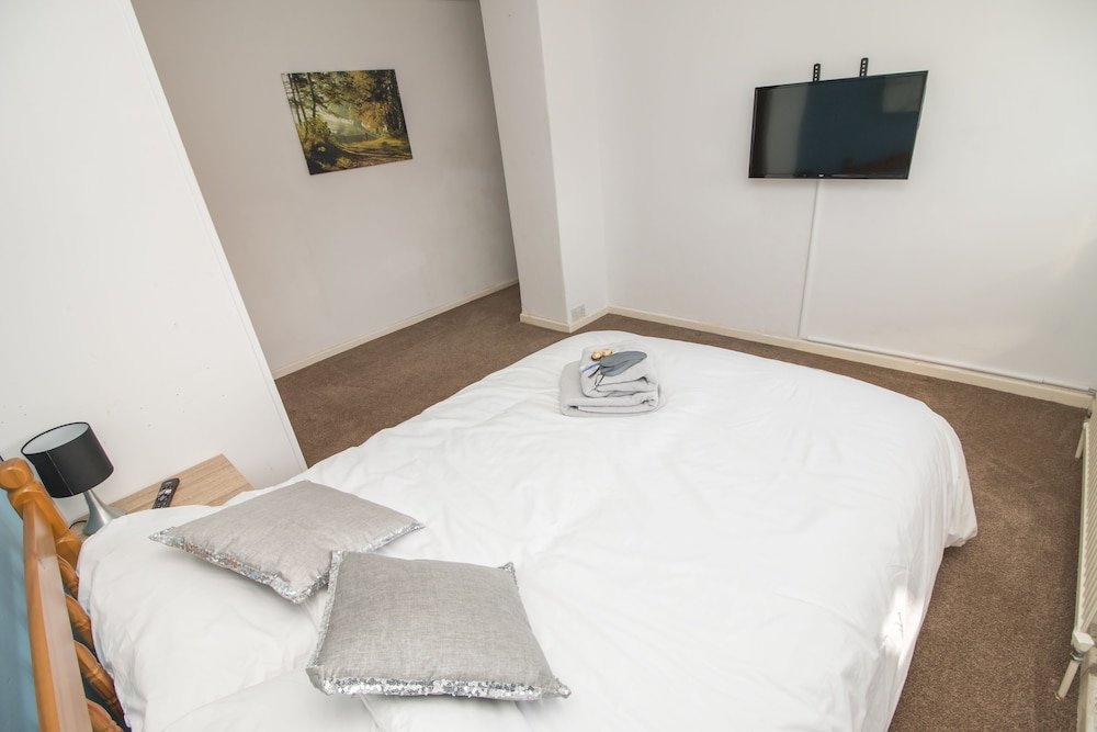 Фото Lovely Rooms in a Quiet Place of Woking