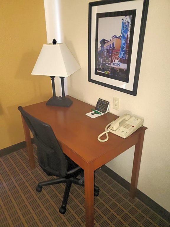 Фото Expressway Suites Fargo