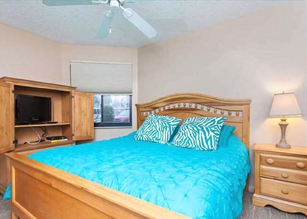 Фото Pet Friendly, 2 Bedroom, 2 Bath - Ocean Village Club P19