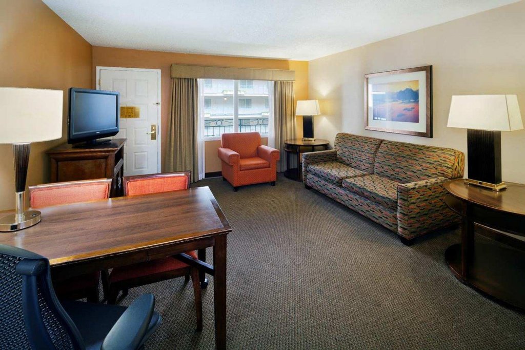 Фото Embassy Suites by Hilton Milpitas Silicon Valley