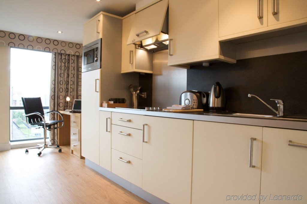 Фото Roomzzz Leeds City West