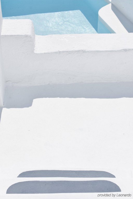 Фото On The Rocks Hotel