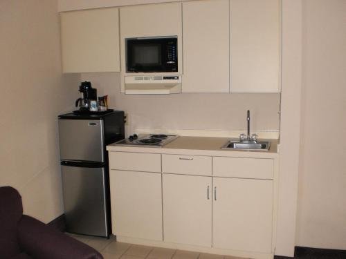 Фото Ashmore Inn & Suites