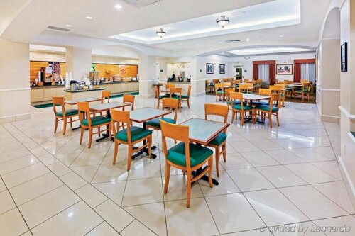 Гостиница La Quinta by Wyndham Arlington North 6 Flags Dr в Арлингтоне