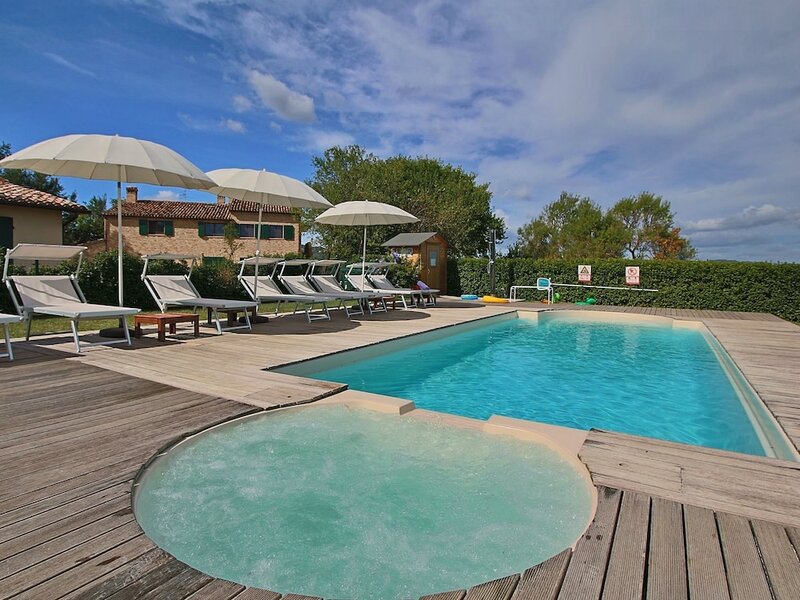 Жильё посуточно Luxurious Cottage With Swimming Pool in Montelabbate