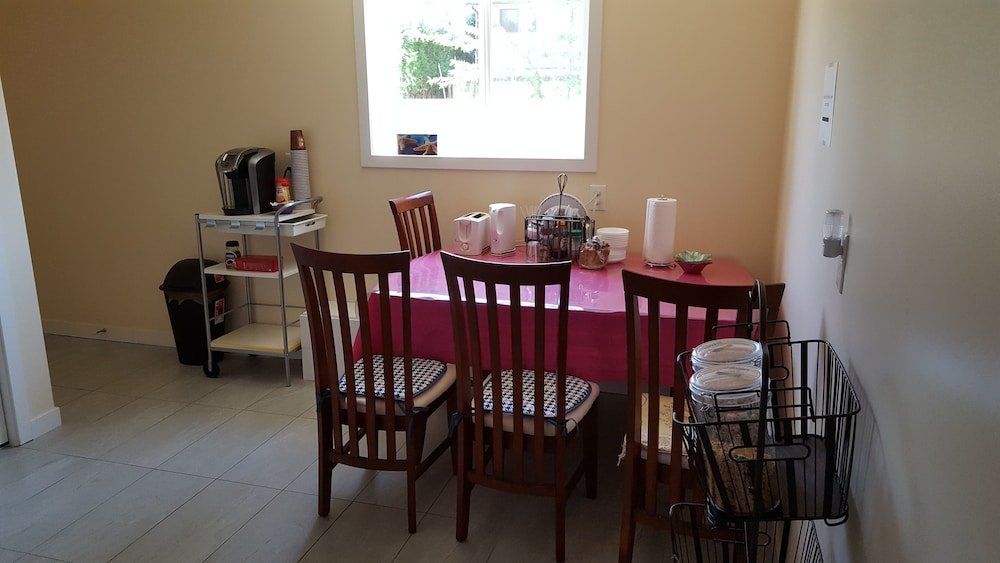 Фото Yvr Vickie’s Bed and Breakfast