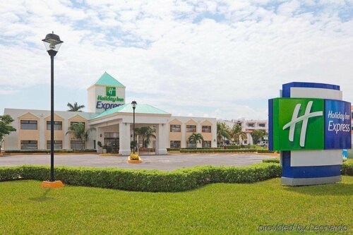 Гостиница Holiday Inn Express Cancún в Канкуне