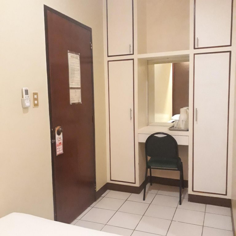 Фото Dumaguete Royal Suite Inn