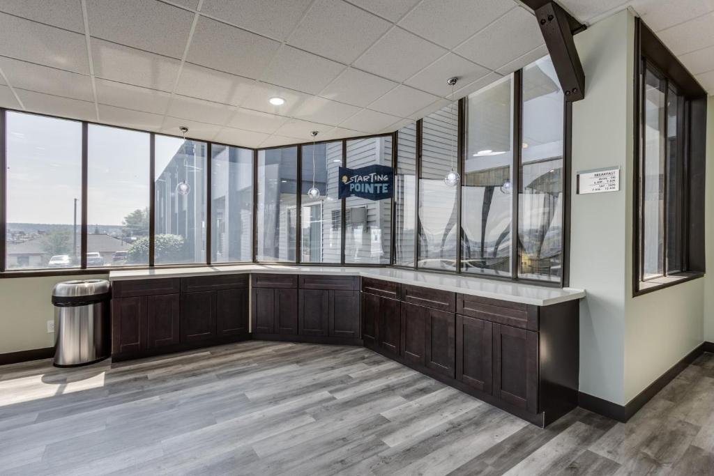 Фото Days Inn & Suites by Wyndham Spokane