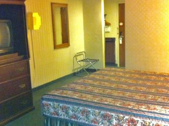 Фото Knights Inn Toronto East