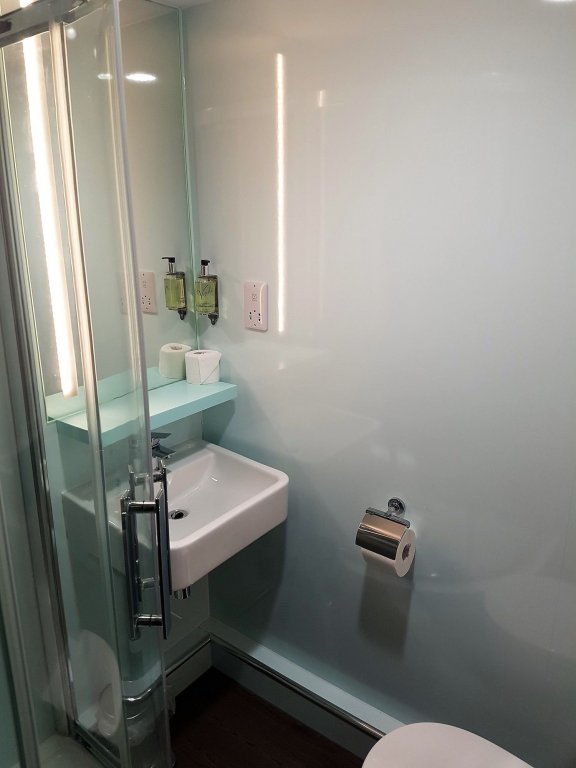 Фото EasyHotel Liverpool City Centre