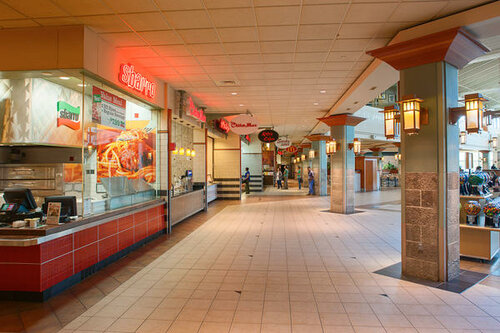 Shopping mall Fox River Mall, State of Wisconsin, photo