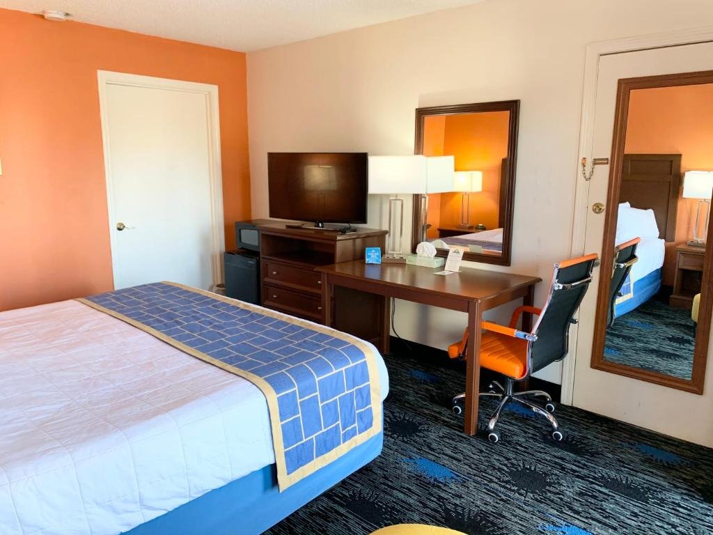 Фото Days Inn by Wyndham Greenville