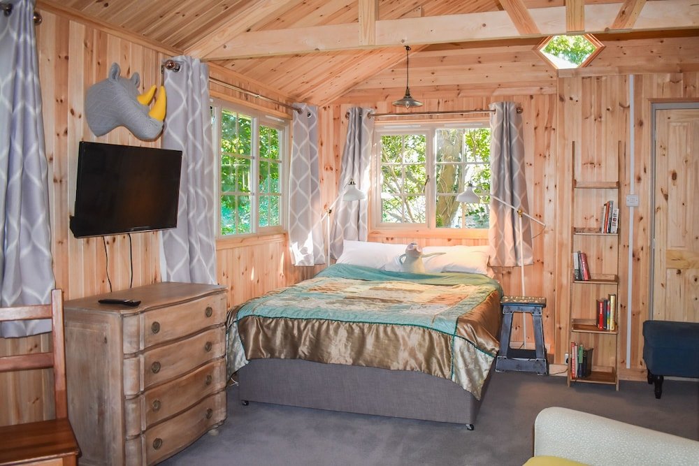 Фото Rustic Cabin Getaway in Brighton