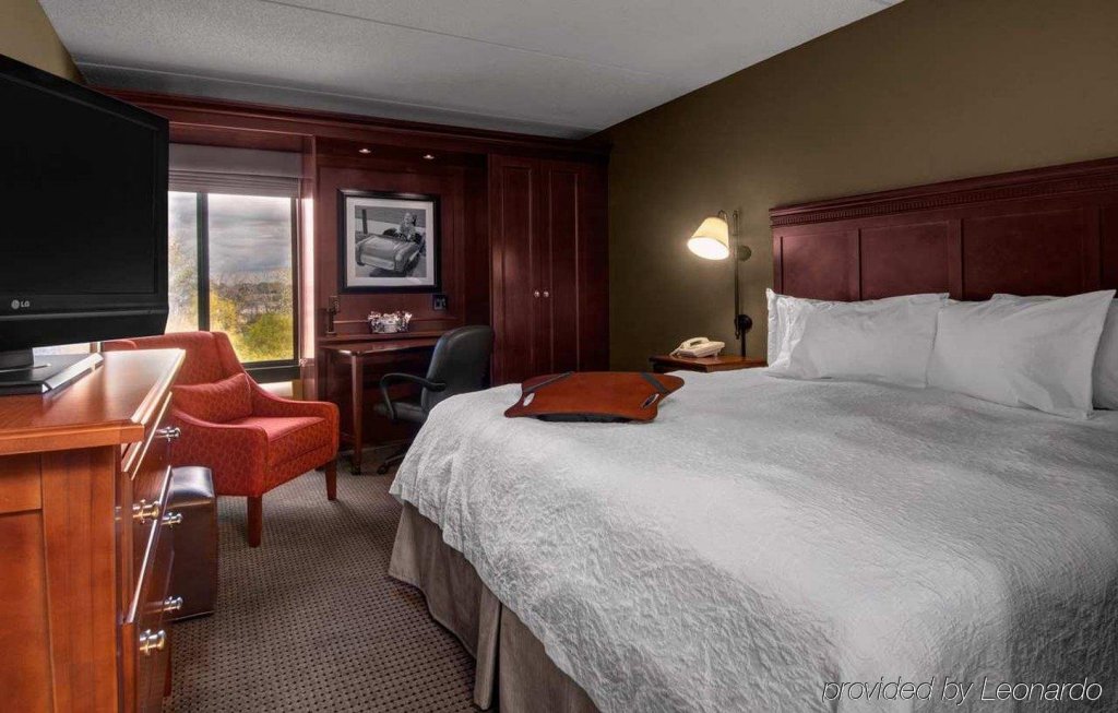 Фото Hampton Inn Appleton Fox River Mall Area