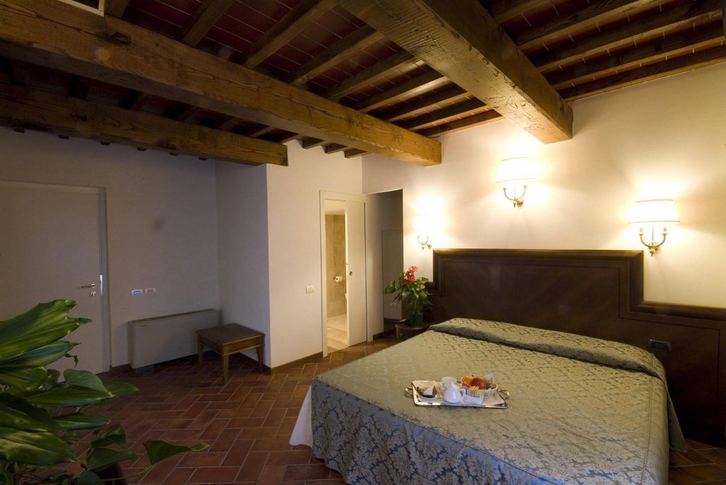 Фото Hotel Embassy