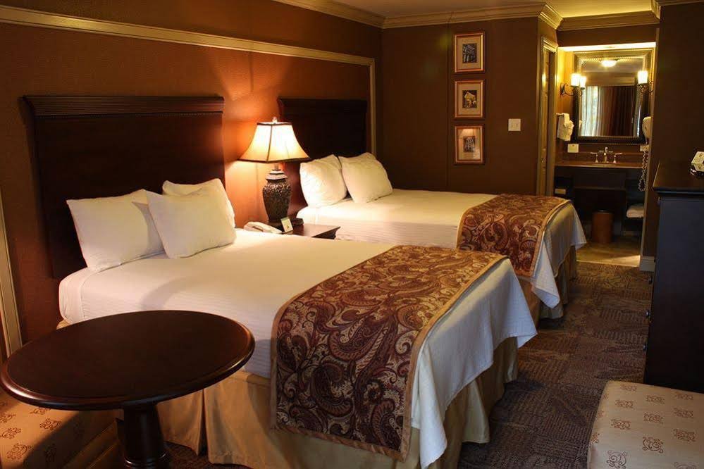 Фото Best Western Plus French Quarter Courtyard Hotel