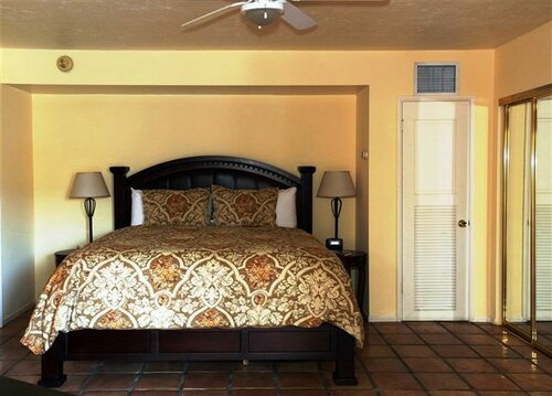 Гостиница La Maison Hotel Palm Springs в Палм-Спрингс
