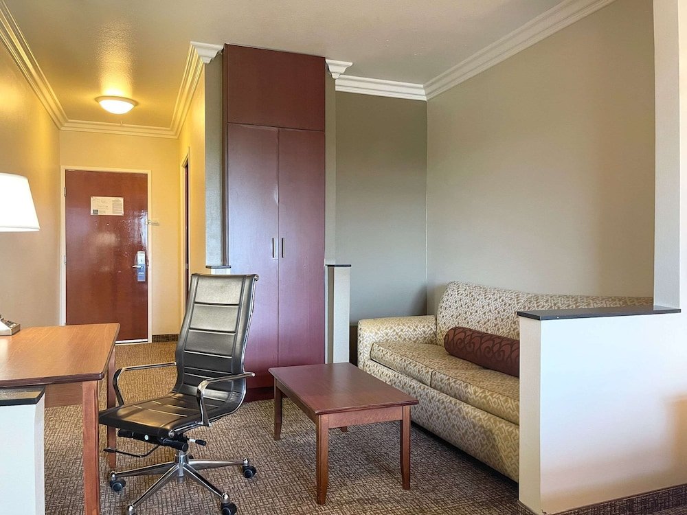 Фото Comfort Suites Oceanside Camp Pendleton Area