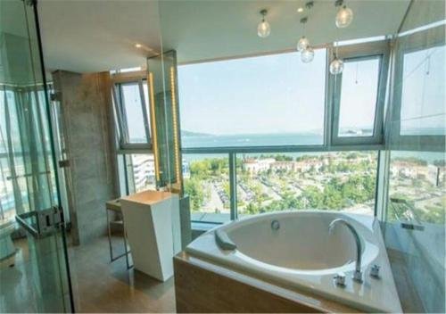 Фото Weihaiwei Hotel