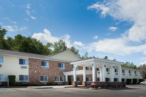 Гостиница AmericInn by Wyndham Petoskey