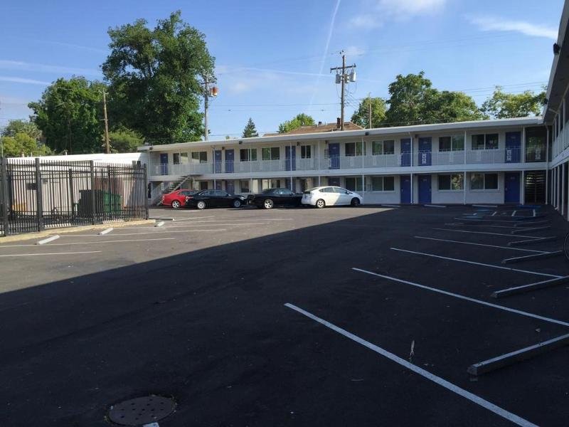 Фото Travelodge by Wyndham Sacramento Convention Center