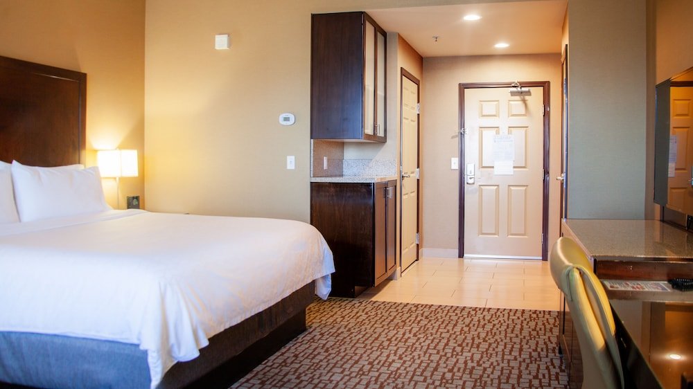 Фото Holiday Inn Express & Suites Salinas, an Ihg Hotel
