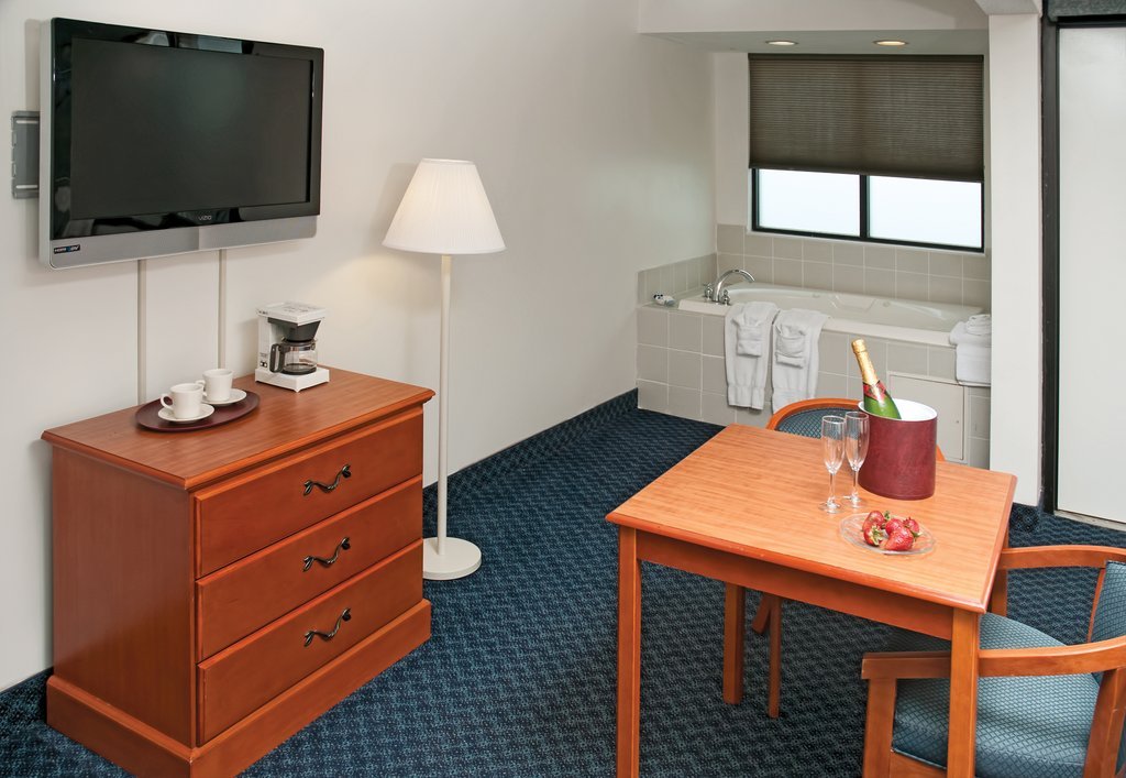 Фото Ramada Plaza by Wyndham Virginia Beach