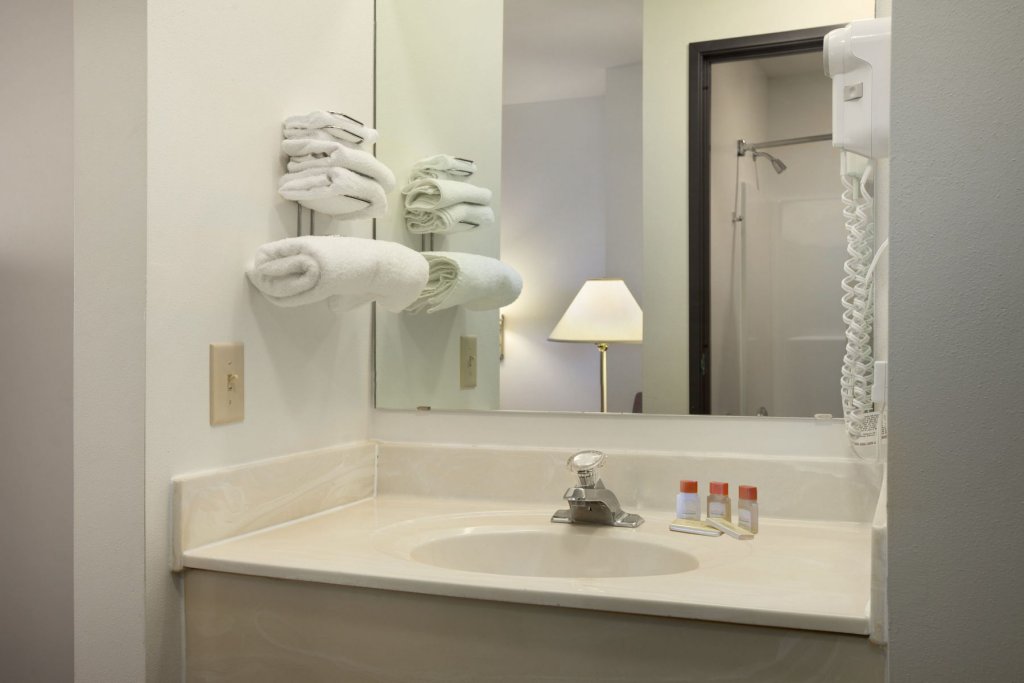 Фото Days Inn by Wyndham Stoughton Wi