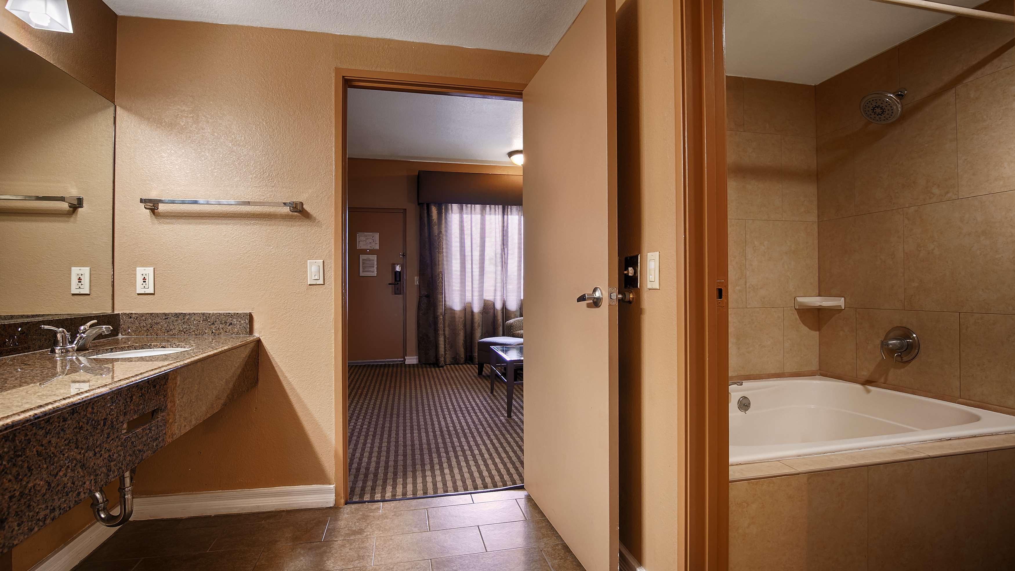 Фото Best Western Royal Sun Inn & Suites