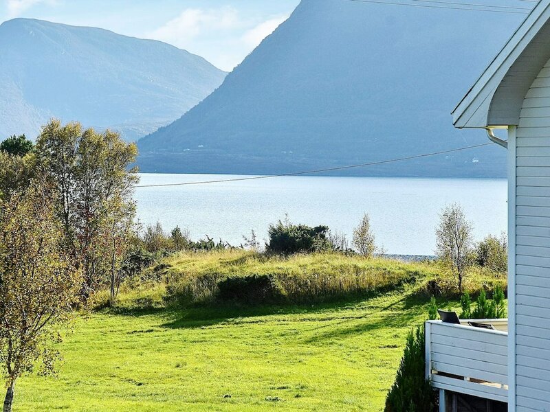 10 Person Holiday Home in Midsund