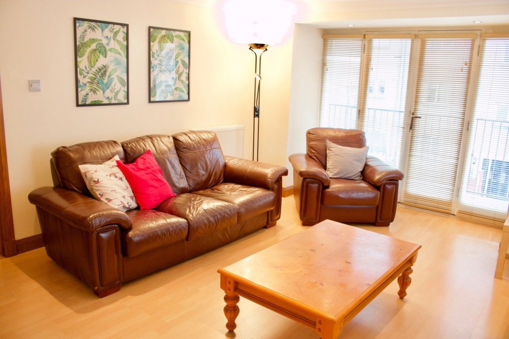 Фото Beautiful 2 Bedroom Flat In Converted Distillery