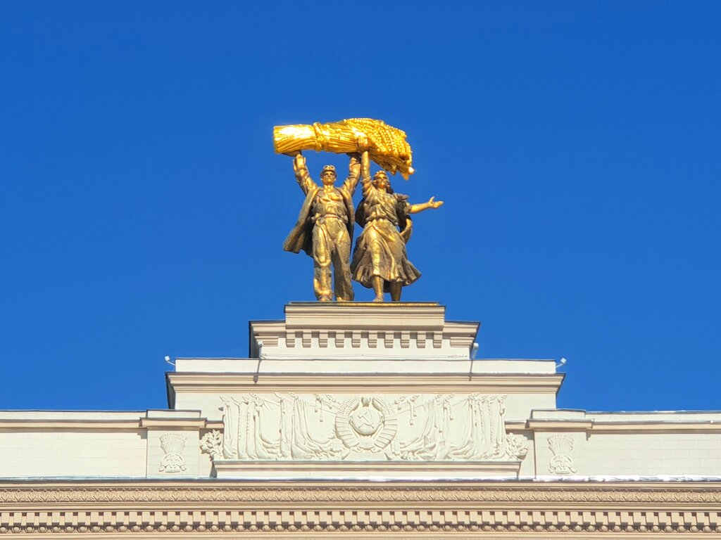 Genre sculpture Sculpture of Tractor Driver and Kolkhoz Woman, Moscow, photo