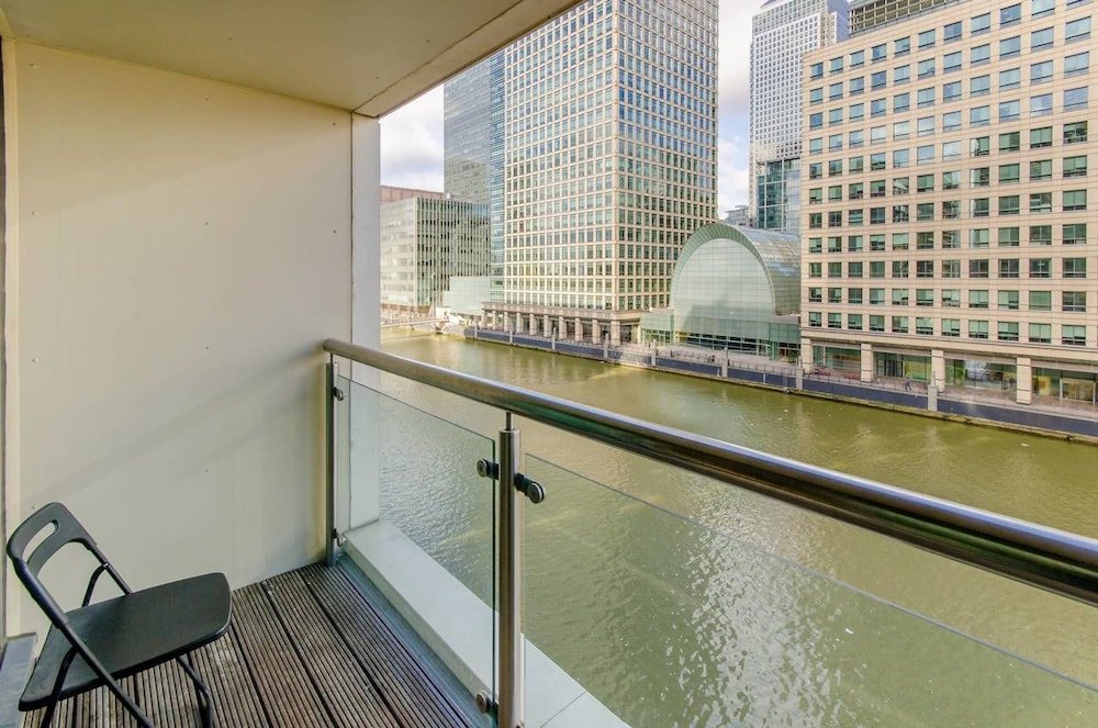 Фото Canary Wharf Waterfront Apartments