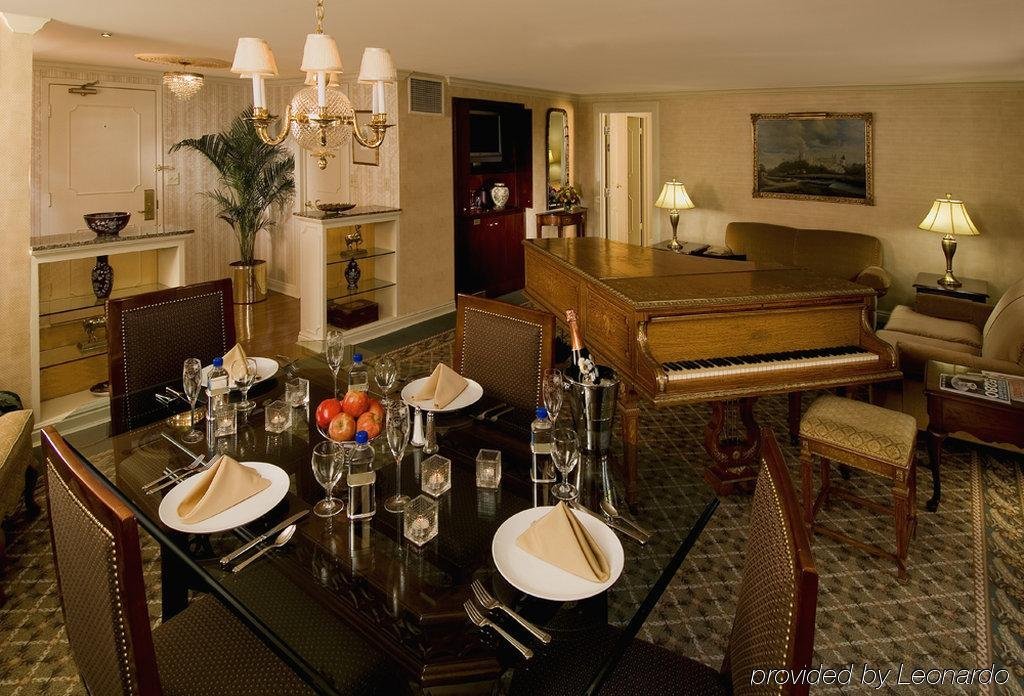 Фото Warwick Denver