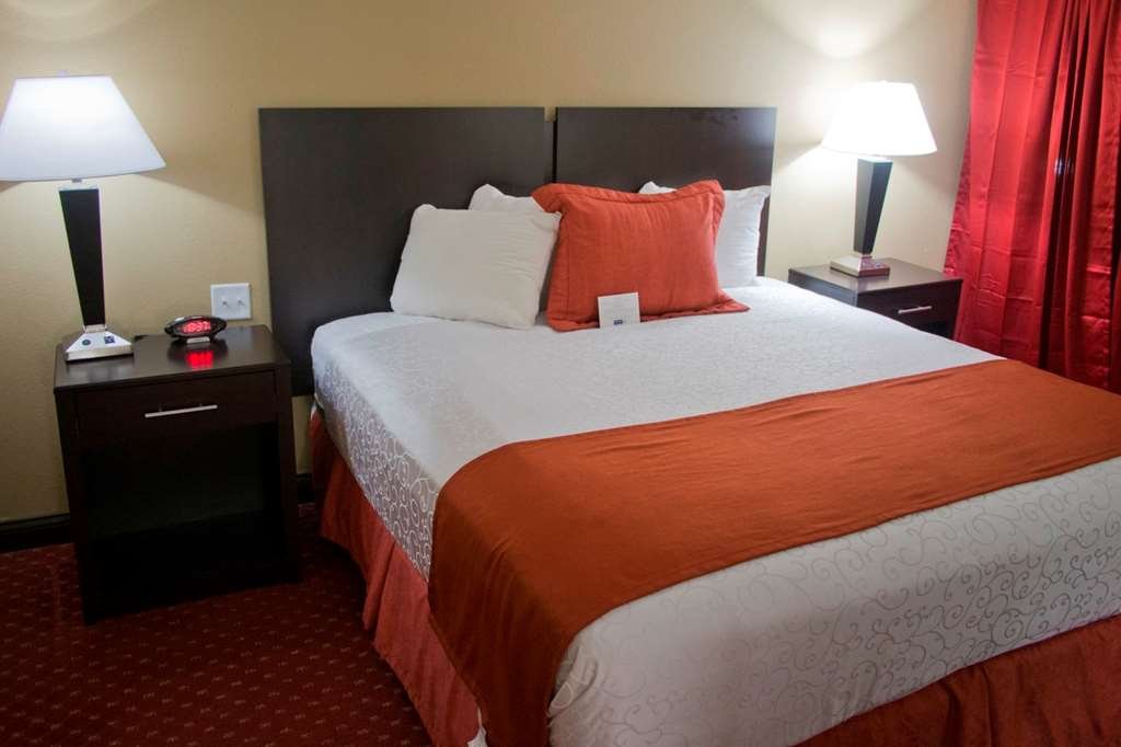 Фото Days Inn & Suites by Wyndham Coralville Iowa City