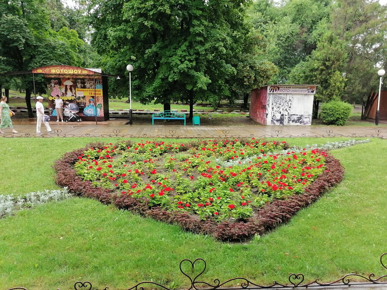 Аттракционы и тенистые аллеи парка имени Ивана Поддубного в Ейске