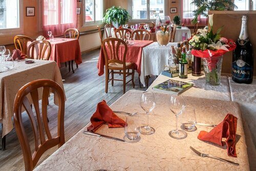 Гостиница Logis Hôtel les Voyageurs в Тйе