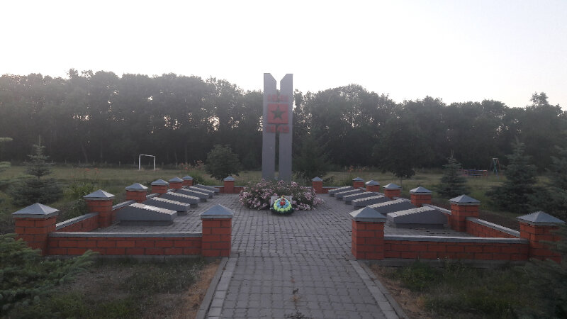 Памятник, мемориал Братская могила советских воинов, погибших в боях с фашистскими захватчиками в 1943 году, Белгородская область, фото