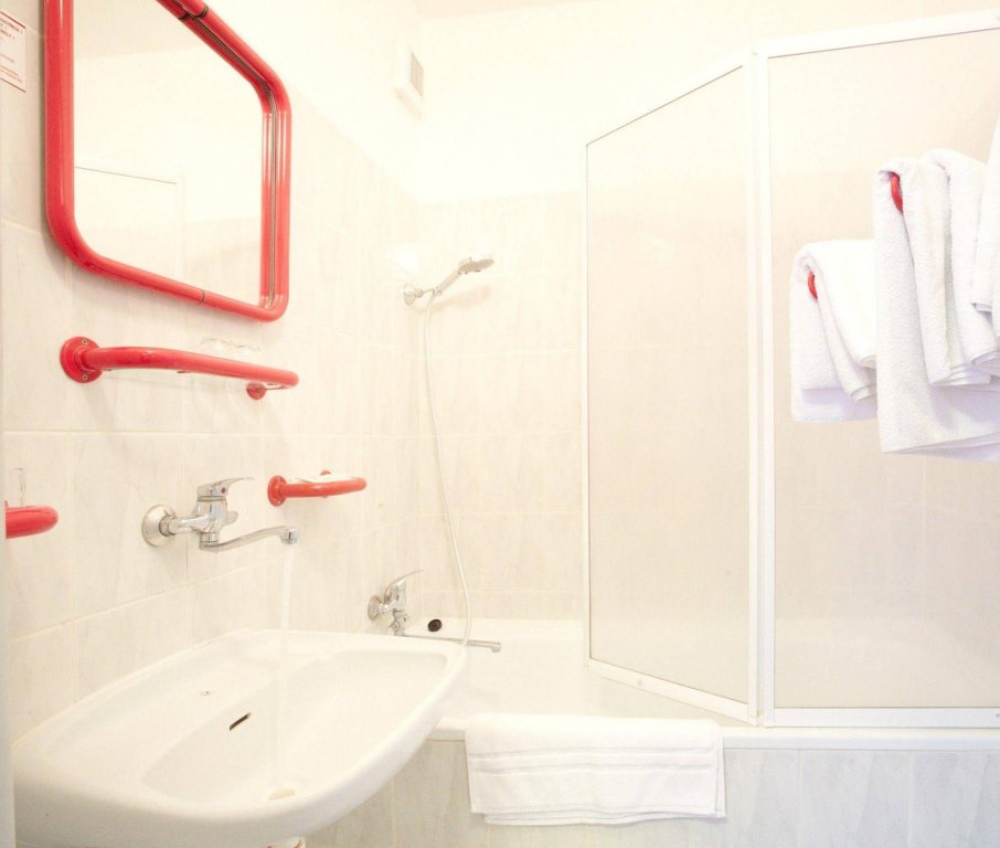 Фото Hotel Charles Central