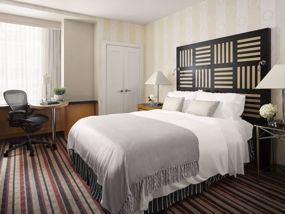 Фото Yours Truly Dc