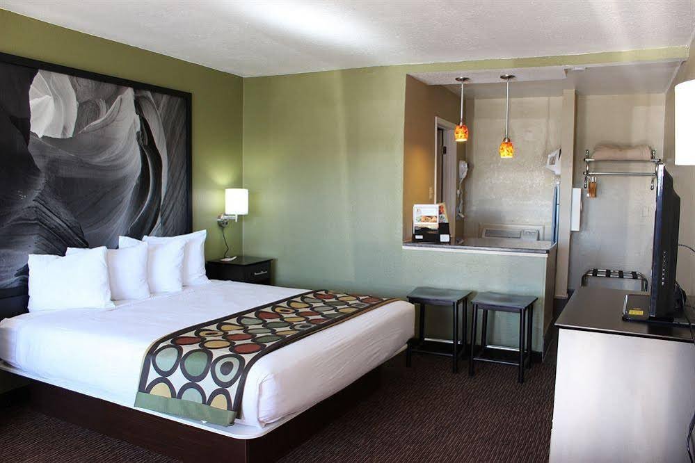 Фото Super 8 by Wyndham Conference Center NAU/Downtown